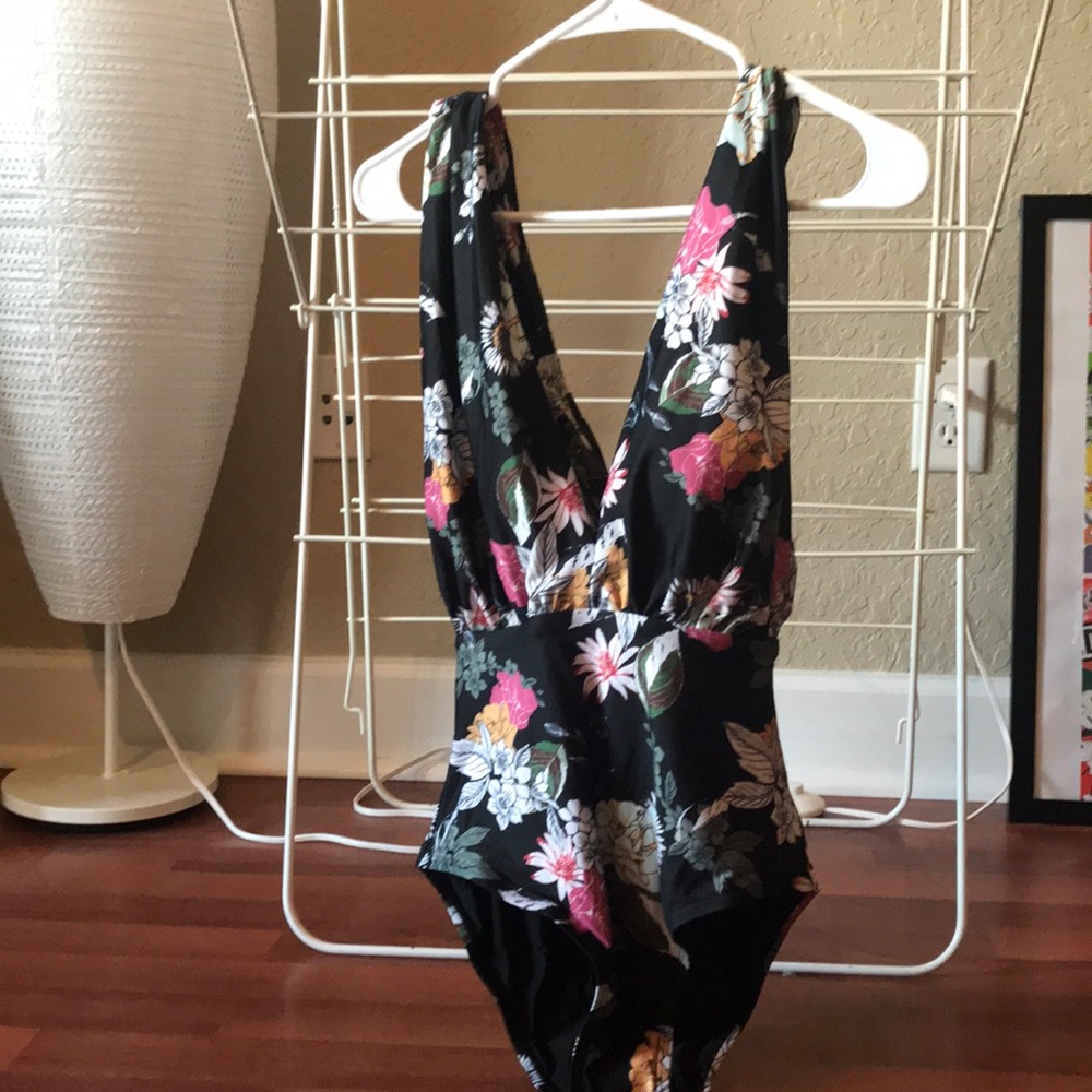 🆕 never worn floral bathing suit!